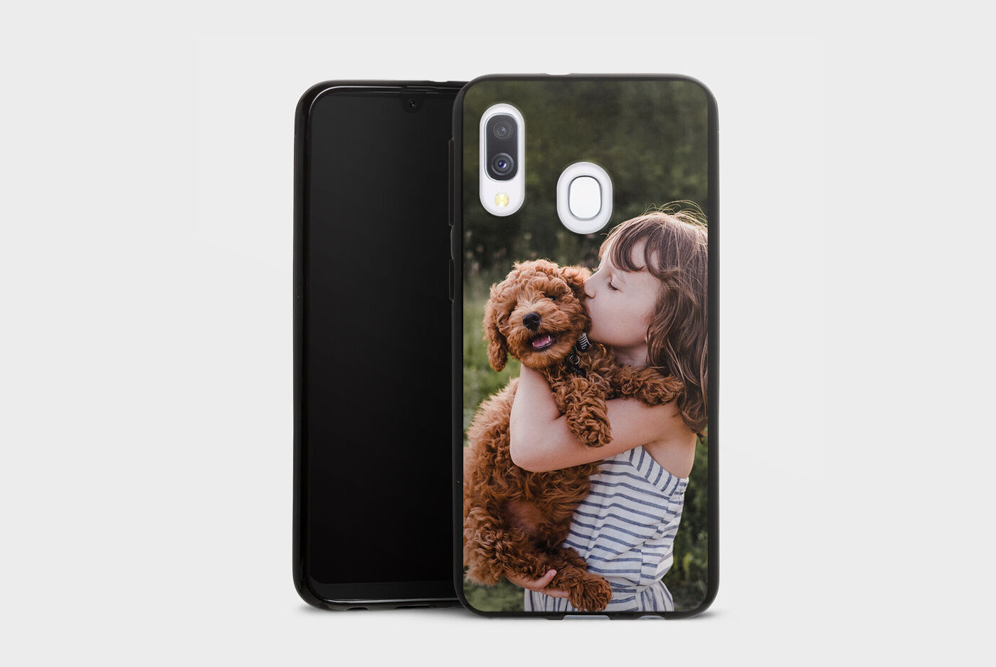 Housse de téléphone avec un chien et un enfant sur fond vert.