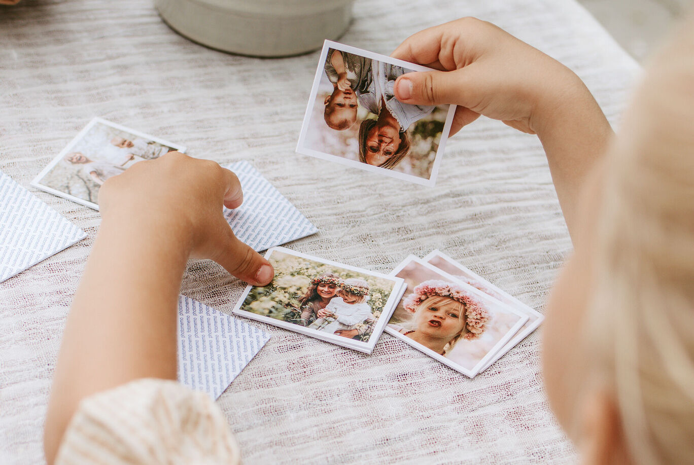 Un enfant feuillette affectueusement des photos et se remémore des souvenirs