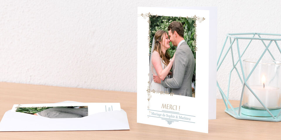 Design élégant de carte de remerciement de mariage avec un couple s'embrassant