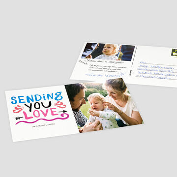 Une famille joyeuse avec un bébé sur une carte de vœux.