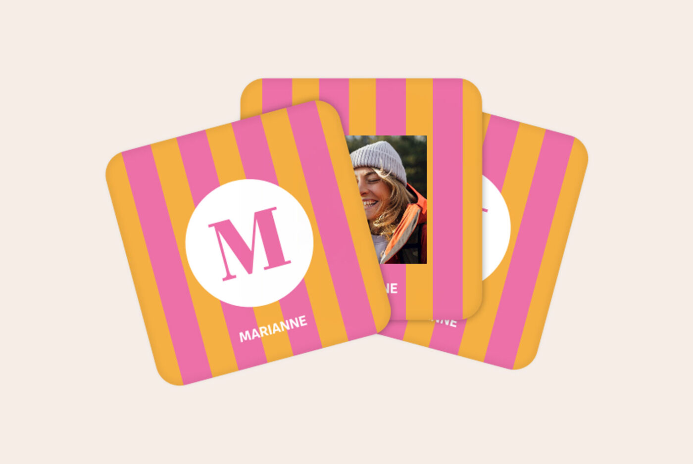Magnet personnalisé avec rayures orange et rose et portrait ou cercle blanc avec un M au centre