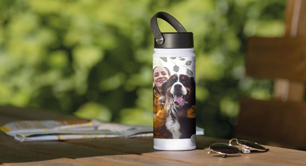 Une belle bouteille avec une photo vive d'un chien sur le devant