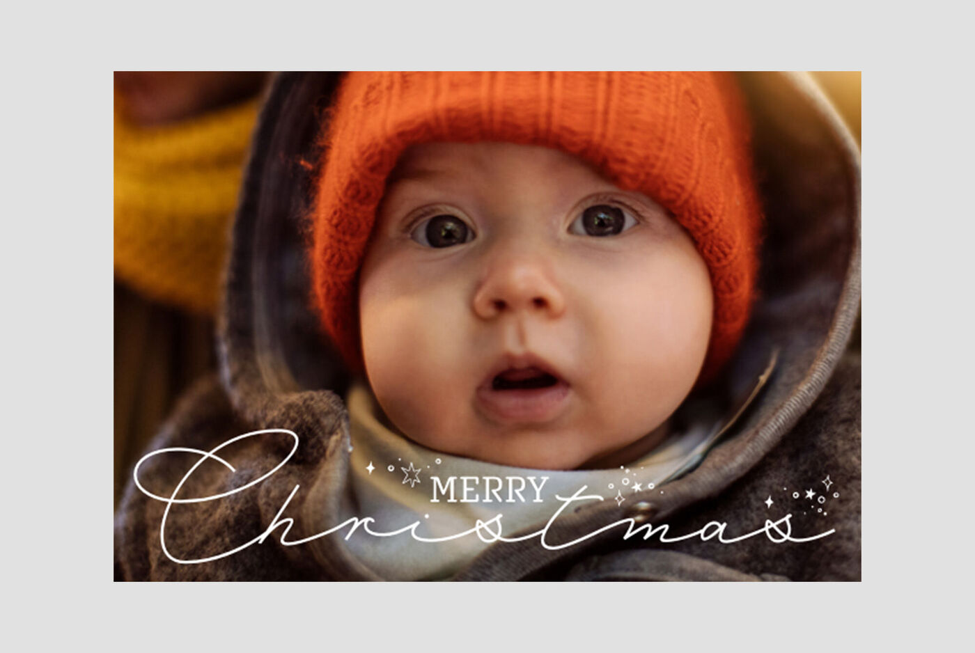 Une personne joyeuse portant un manteau en laine, profitant de Noël à l'extérieur.