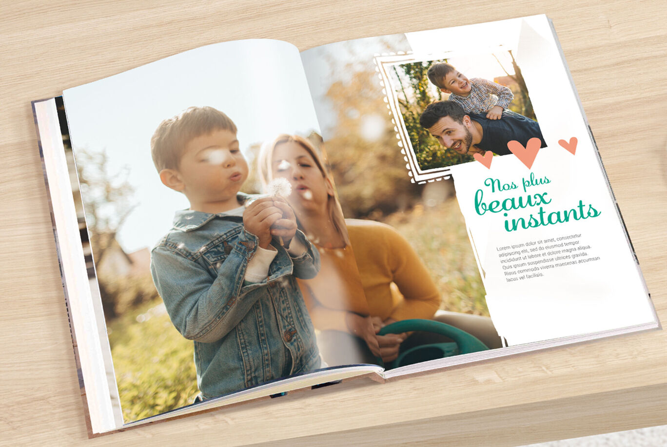 Un album photo ouvert avec des souvenirs en plein air. Enfants et adultes passent du temps ensemble.