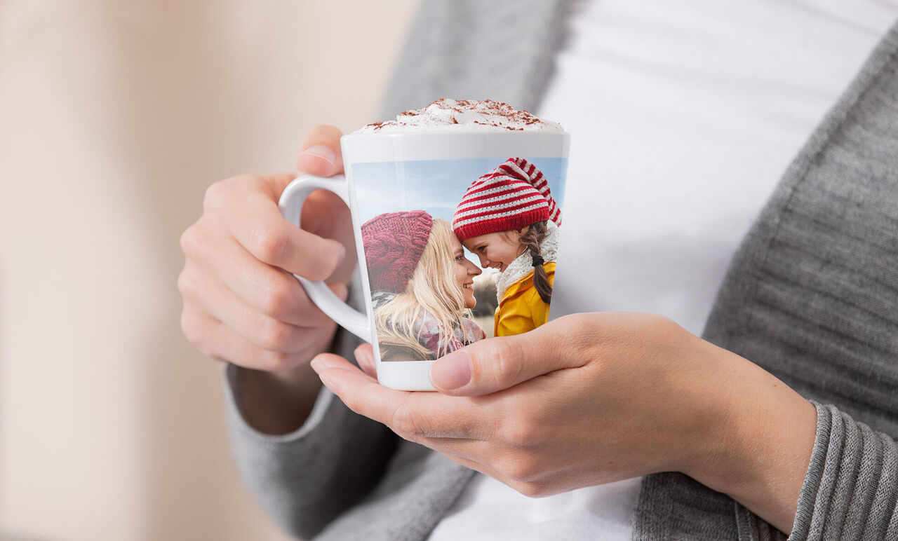 Tasse avec une photo personnelle de deux personnes heureuses ensemble.