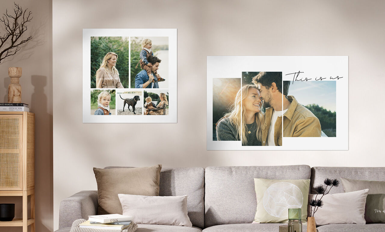 Deux tableaux avec des photos de famille dans un salon. Une femme, un homme et un enfant sont assis sur le canapé.