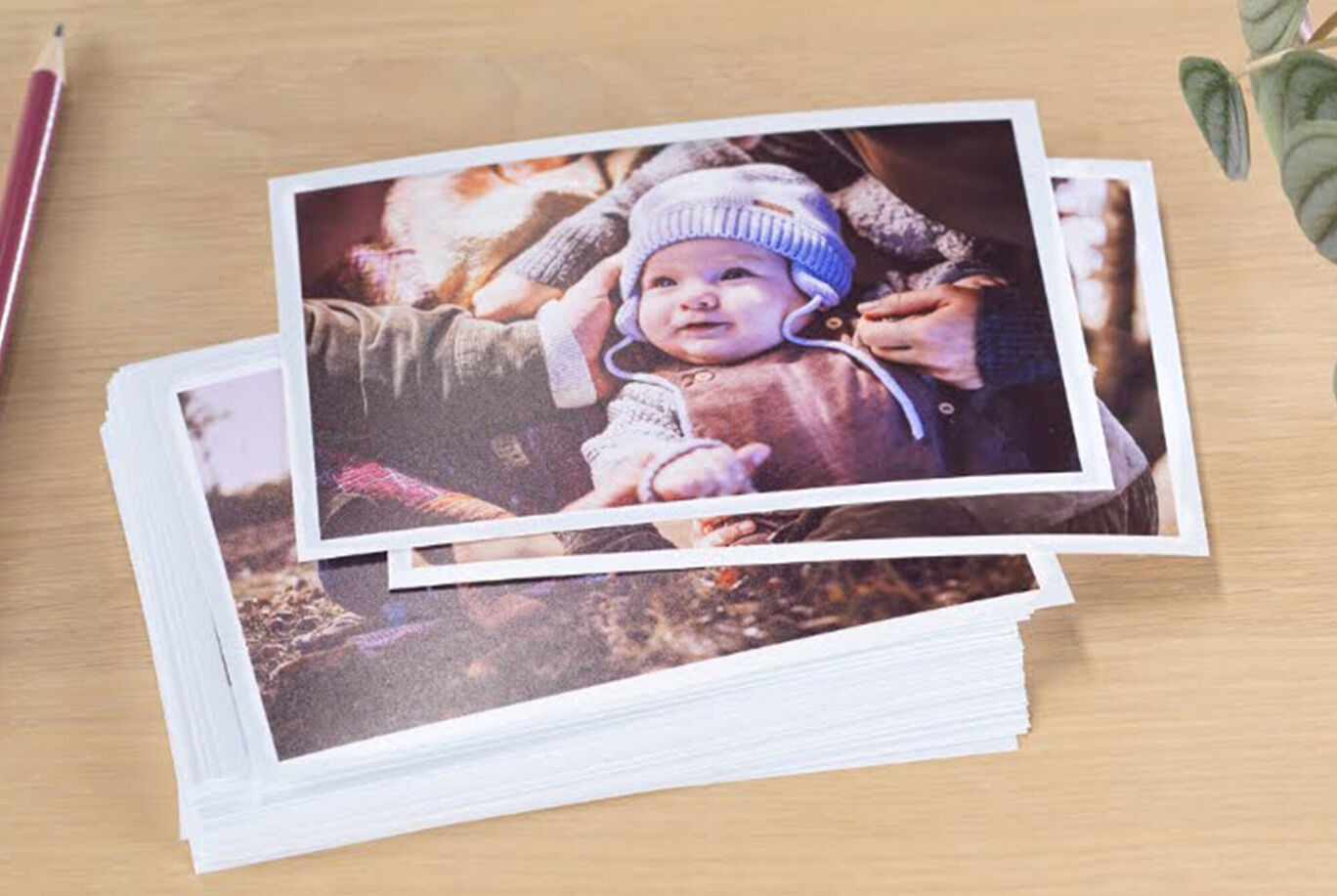 Une collection de tirages photo sur une table, capturant un moment familial.