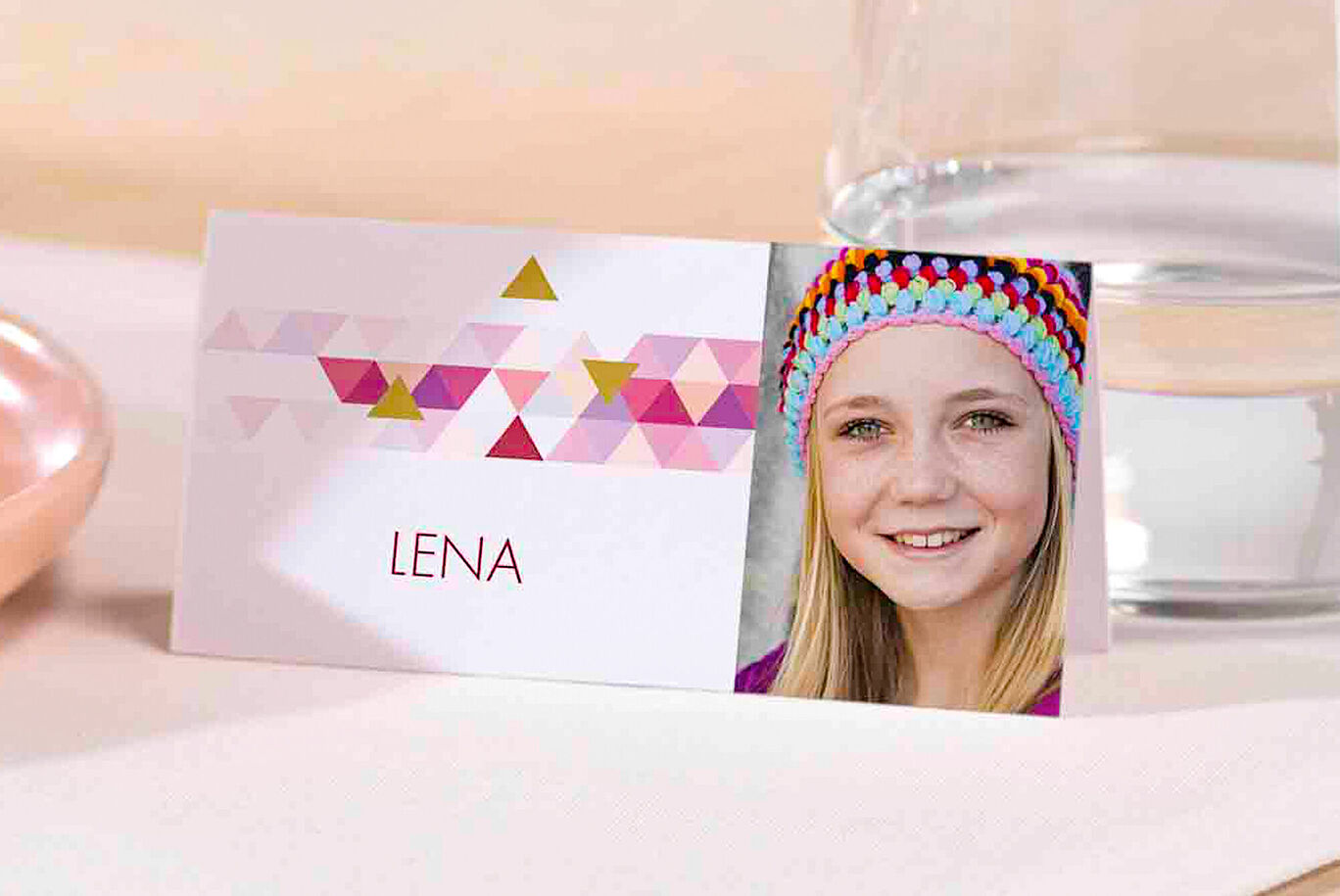 Carte de visite avec un design géométrique coloré et le nom Lena