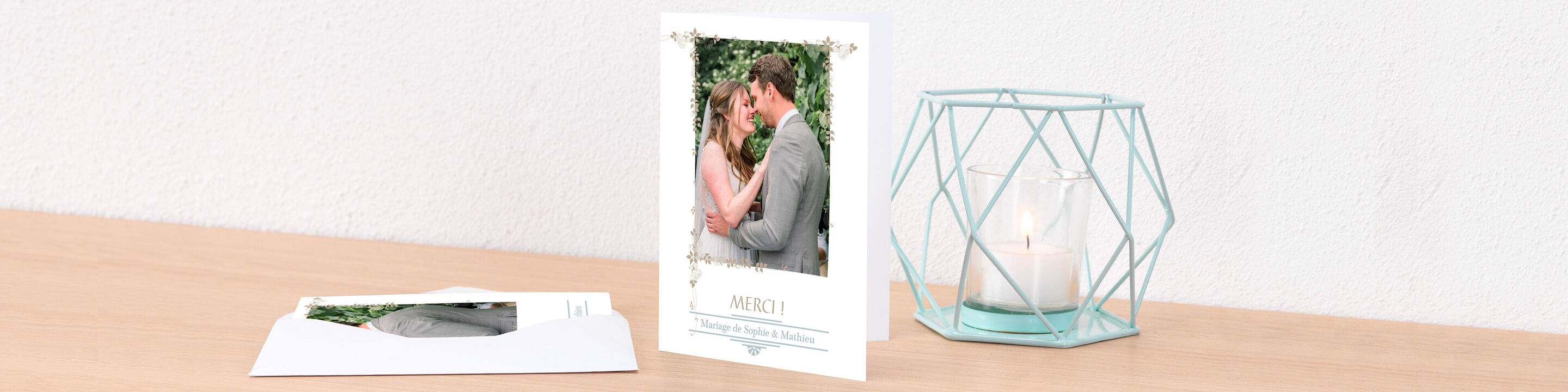 Deux personnes s'embrassent dans un endroit romantique, paysage verdoyant en arrière-plan.