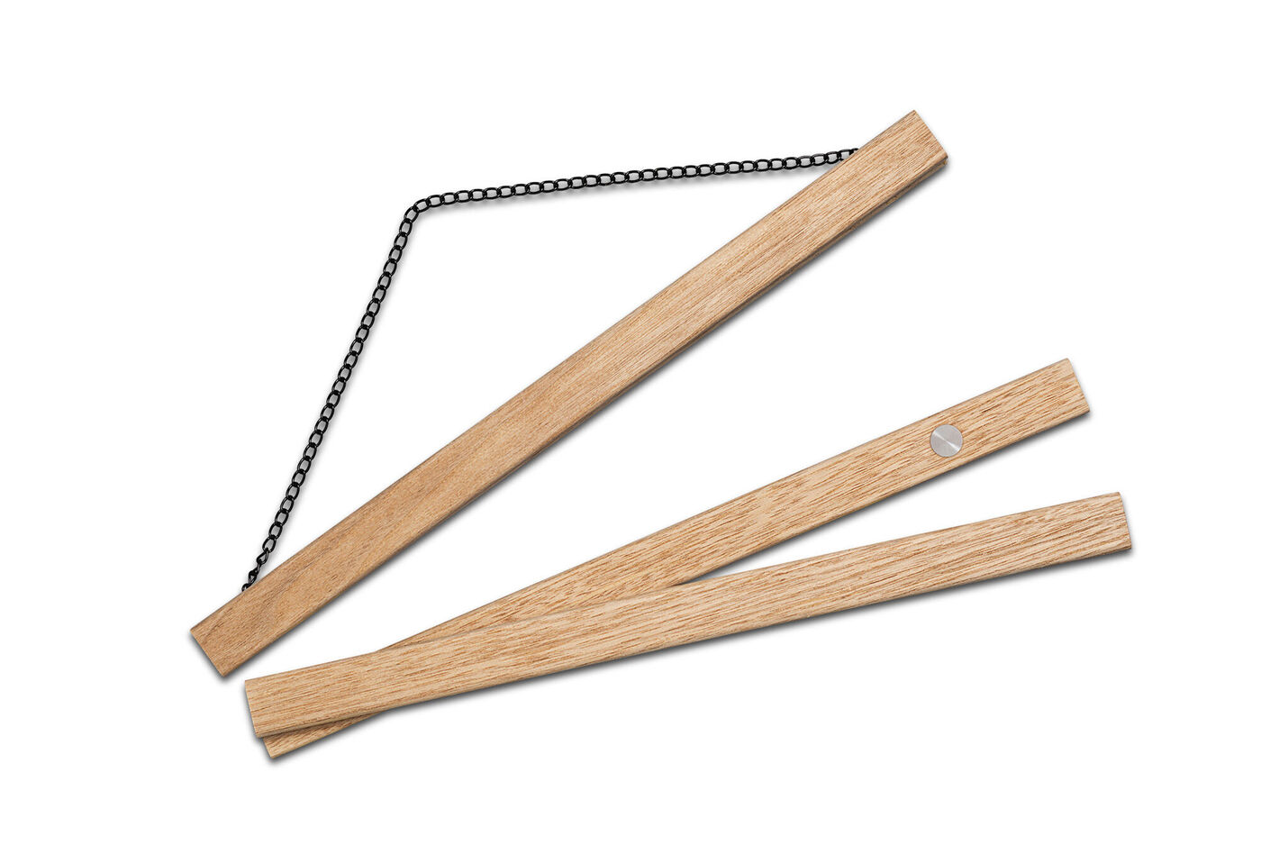 Trois lattes de bois superposées avec une chaîne, montrant le design flexible