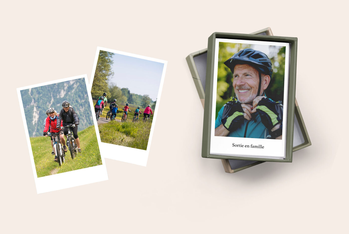Petits tirages photo rectangulaires disposés en éventail et à côté, dans une boîte