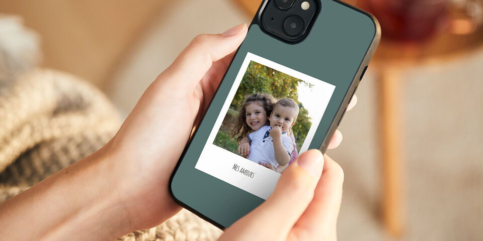 Une personne tient un téléphone avec une photo qui capture un moment spécial.