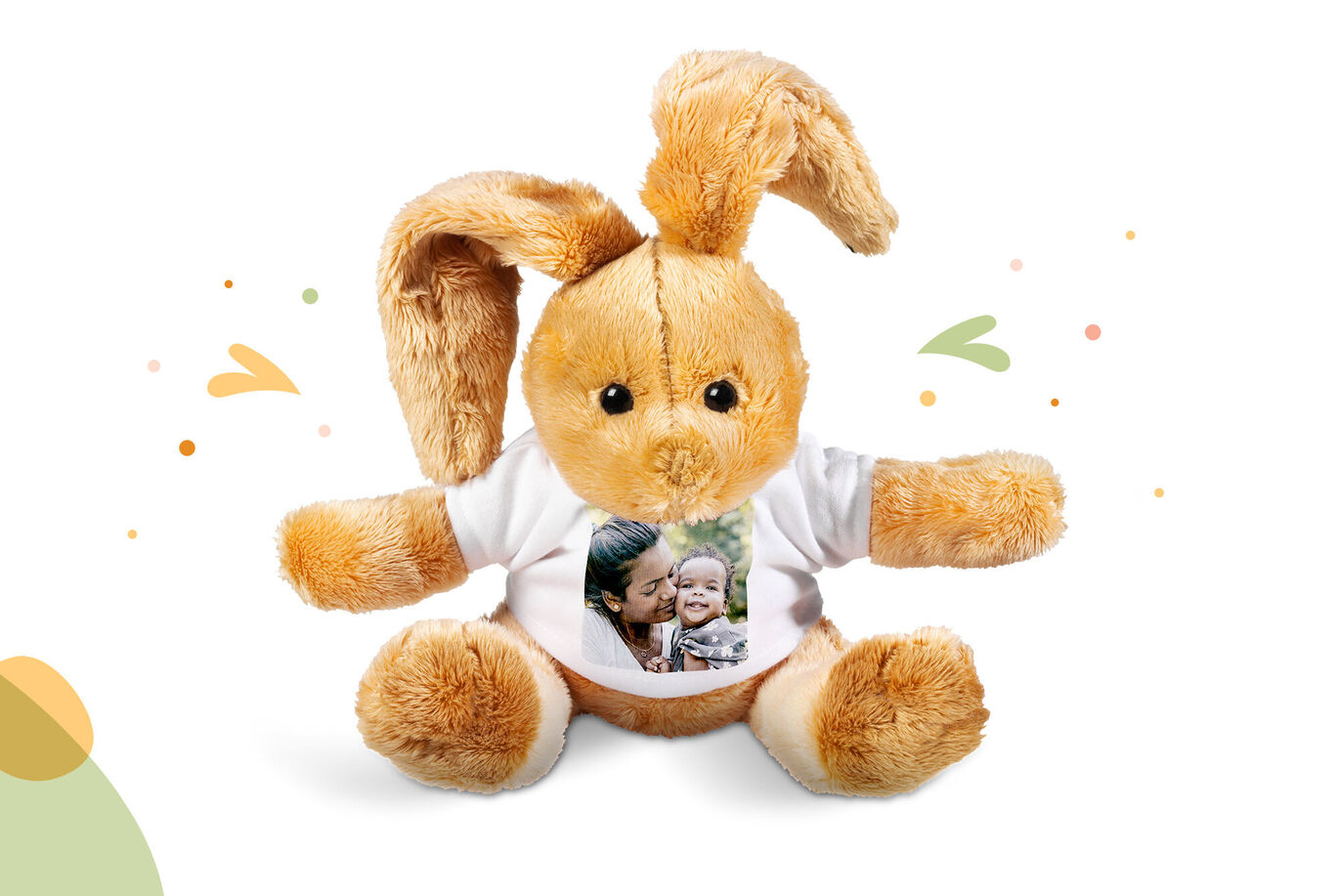 Un doux lapin en peluche avec une photo sur son t-shirt, entouré d'accents colorés.