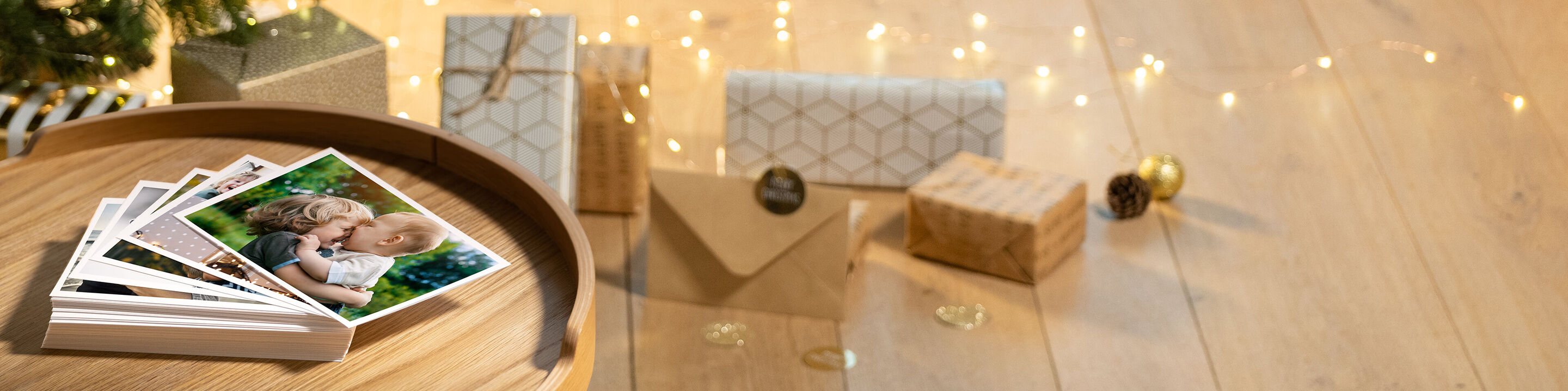 Un album photo joliment conçu sur une table avec des cadeaux et une guirlande lumineuse en arrière-plan