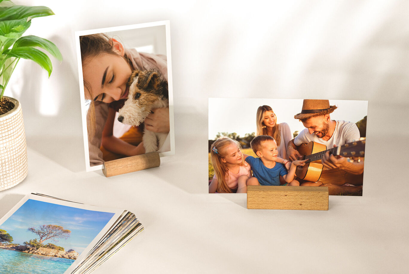 Une famille profite d'un moment avec un enfant pendant qu'un guitariste joue.