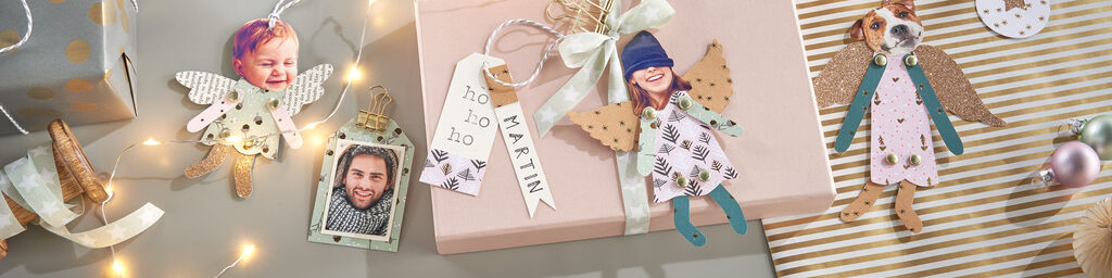 Étiquettes-cadeaux colorées et décorations sur une table pour joie et créativité.