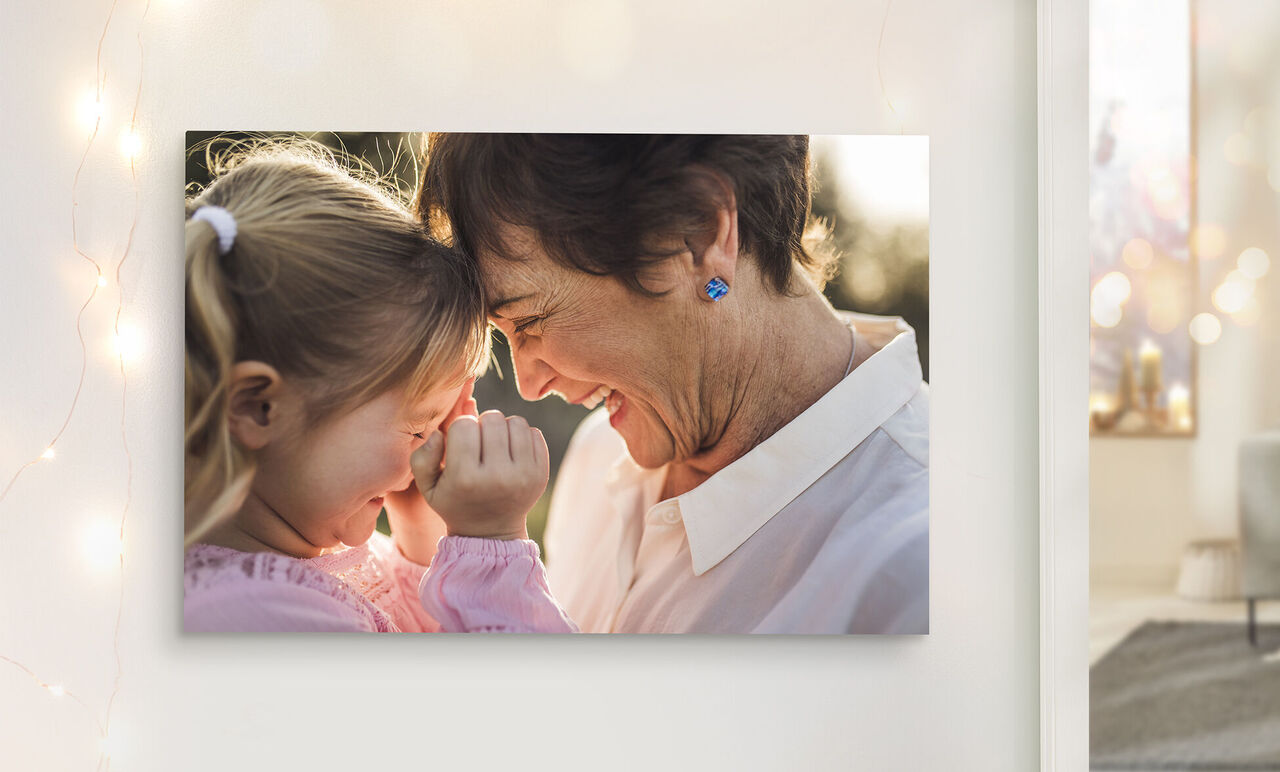 Une étreinte affectueuse entre un enfant et un adulte dans une pièce lumineuse.