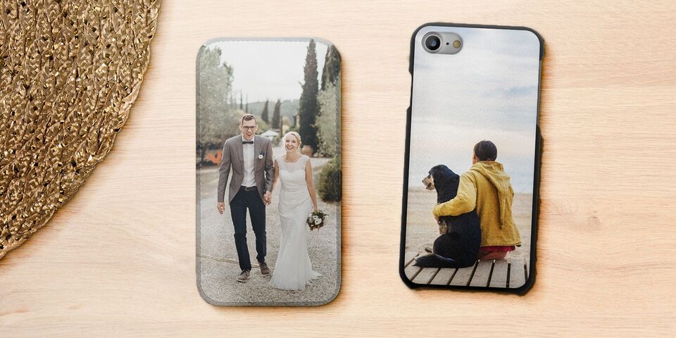 Deux coques de téléphone personnalisées avec des photos : une photo de mariage et un moment avec un chien.