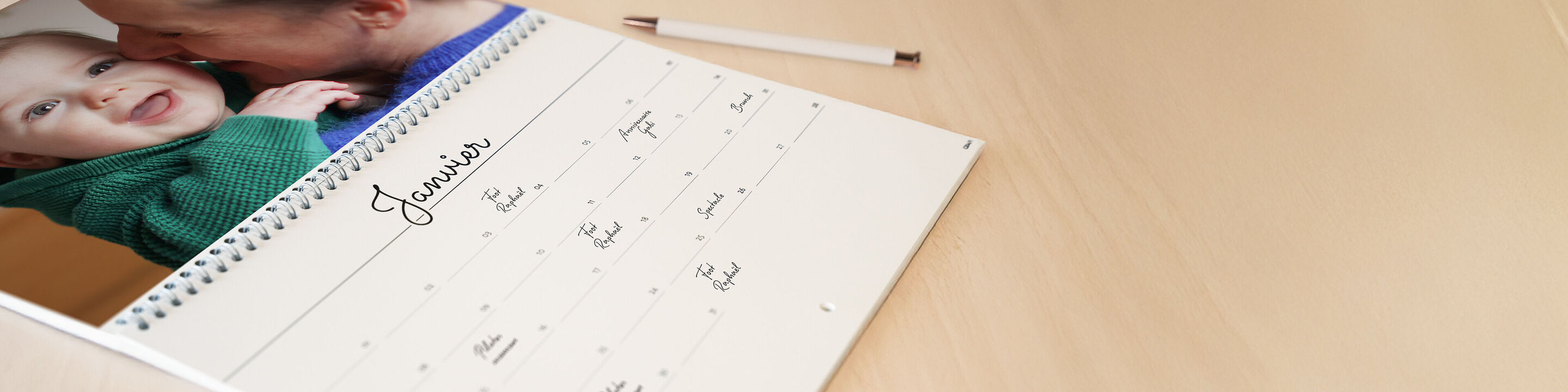 Une page de calendrier affectueuse pour janvier montrant un bébé souriant, un précieux souvenir qui apporte de la joie.