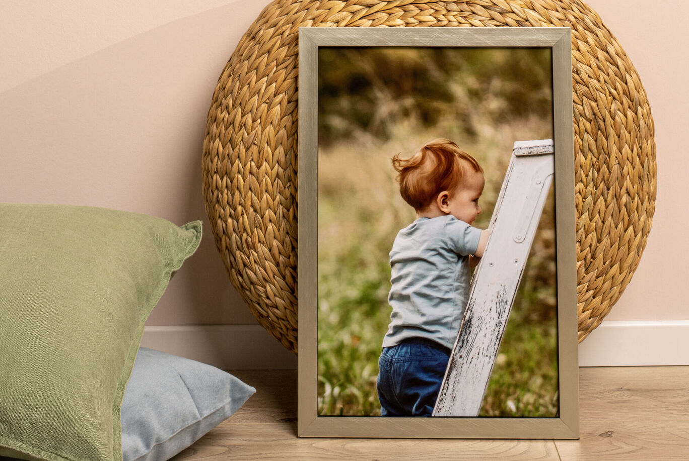 Un petit enfant qui joue sur une échelle, dans un environnement accueillant.