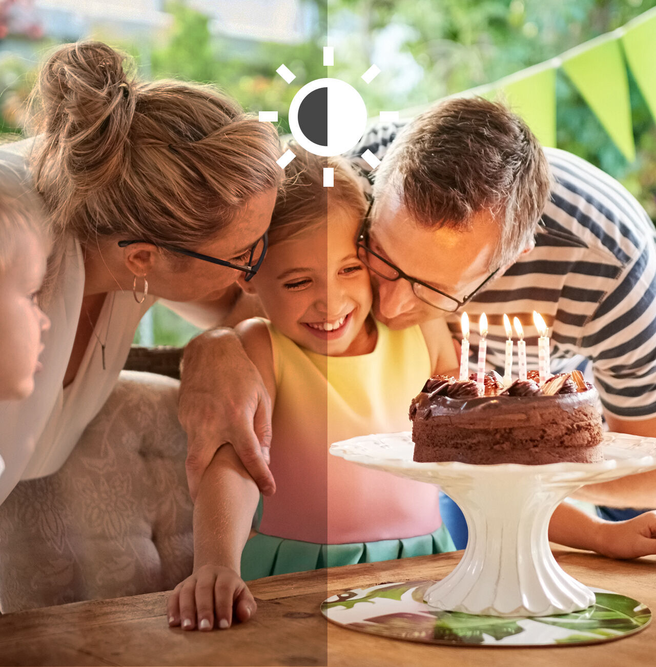 Une famille joyeuse célèbre un anniversaire avec un gâteau et des bougies.