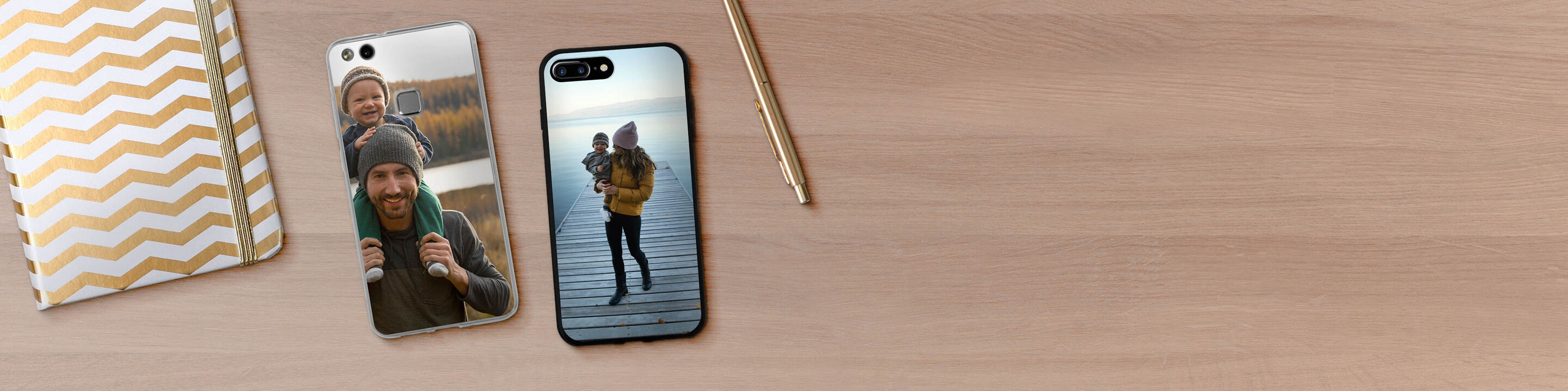 Deux téléphones avec des photos personnelles sur une table.