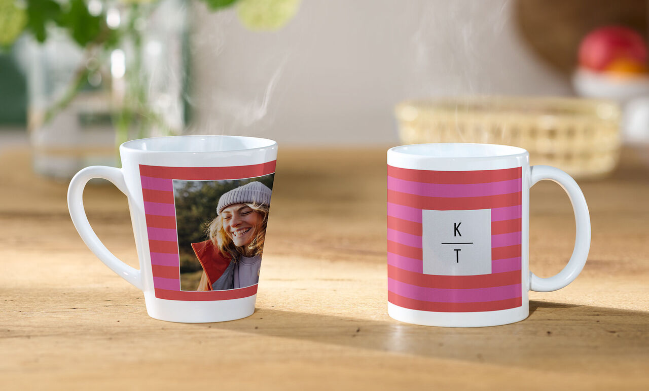 2 tasses personnalisées avec initiales posées sur une table en bois