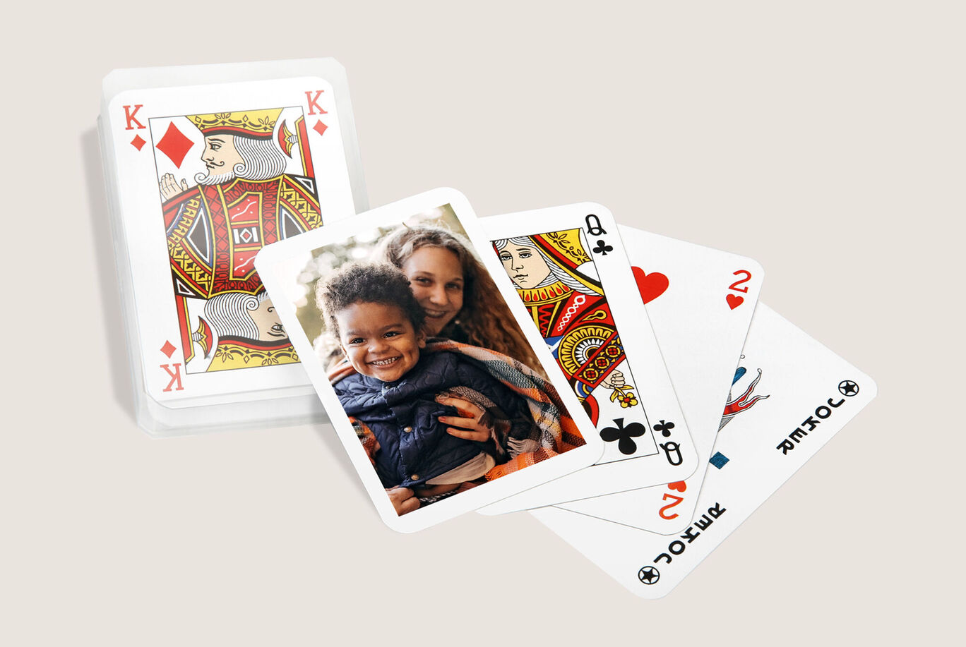 Un agencement de cartes de jeu avec une carte photo personnelle et des rois.