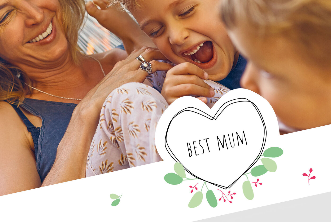 Une mère aimante avec son enfant, passant du temps ensemble. Des couleurs douces visibles sur le haut de la mère.