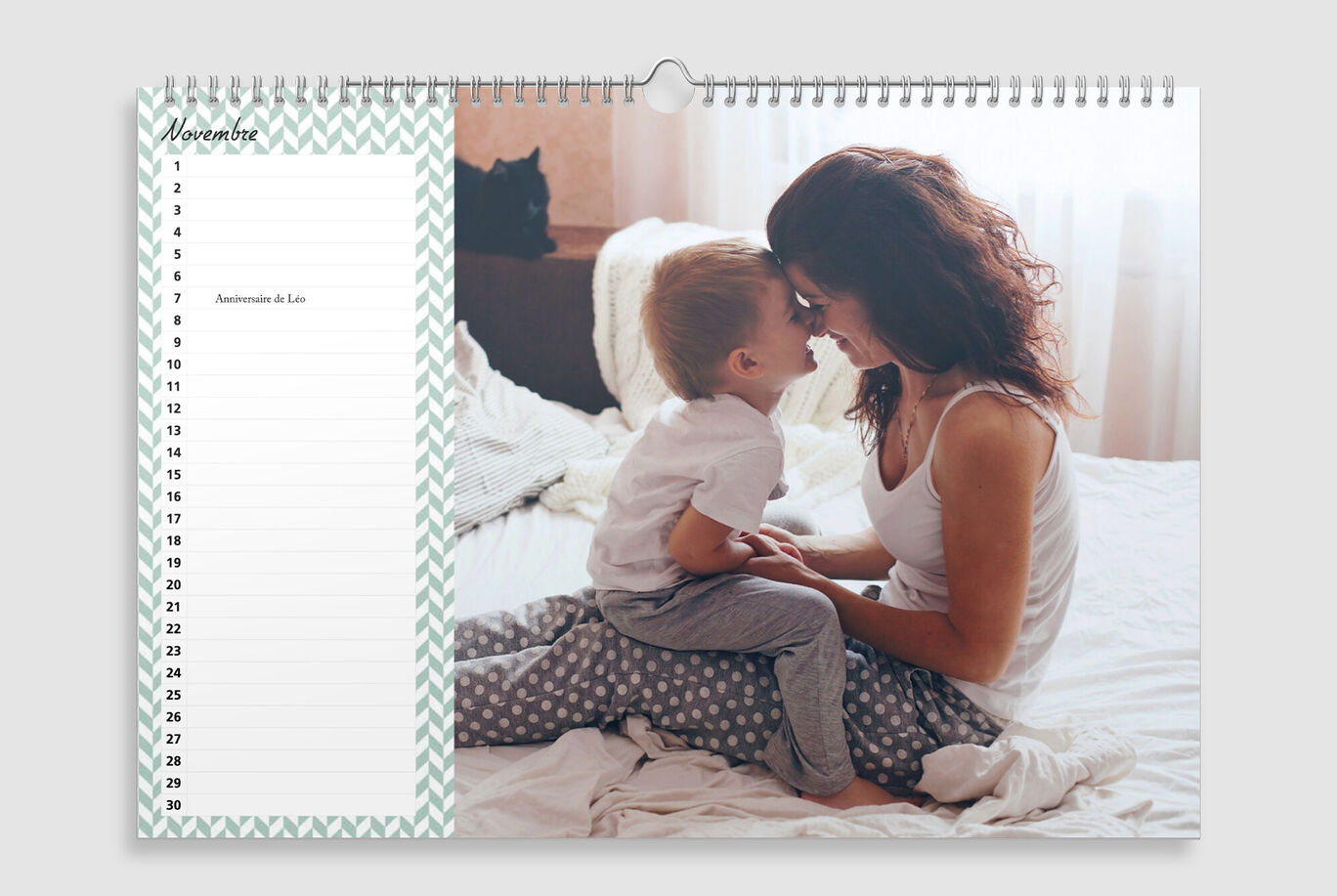 Une mère est assise sur le lit et serre son enfant dans ses bras, une fenêtre laissant passer la lumière est visible en arrière-plan.