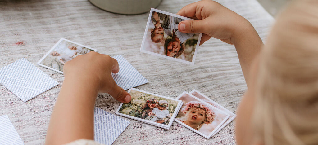 Un enfant regarde affectueusement des photos d'amis et de famille.