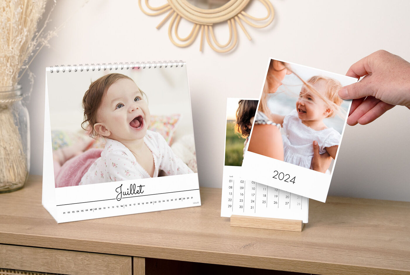 Une table bien conçue avec un calendrier photo CEWE et un tirage photo de souvenirs.