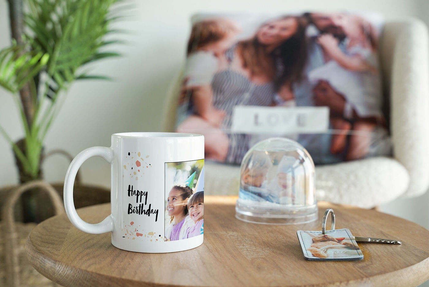 Tasse avec un design d'anniversaire et photo, coussin avec un texte d'amour