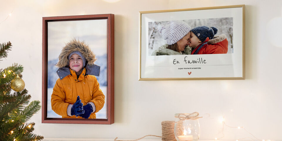 Une photo de famille avec deux personnes en hiver. Elles portent des vêtements chauds et se sourient chaleureusement.