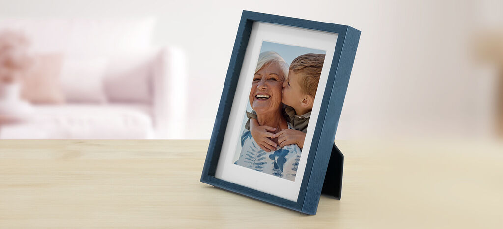 Un cadre photo joliment conçu avec une photo à l'intérieur.