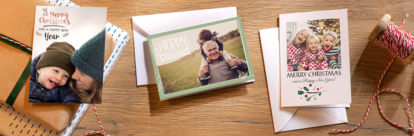 Trois cartes de vœux festives sur une table en bois