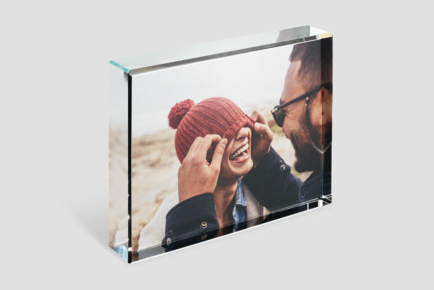 Un couple partage un moment d'amour à la plage.