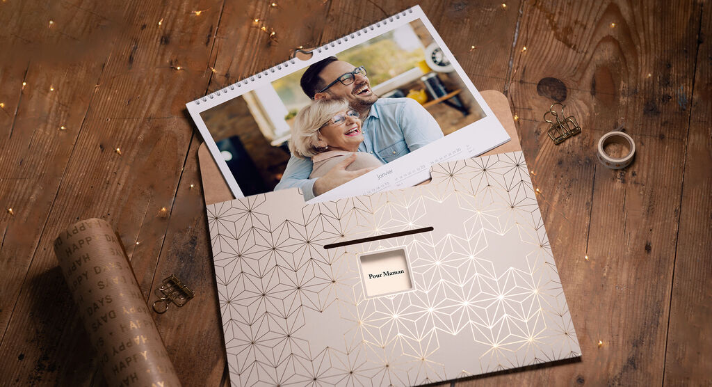 Un calendrier photo soigneusement conçu dans une élégante couverture de classeur, montrant un joli instantané d'un couple.