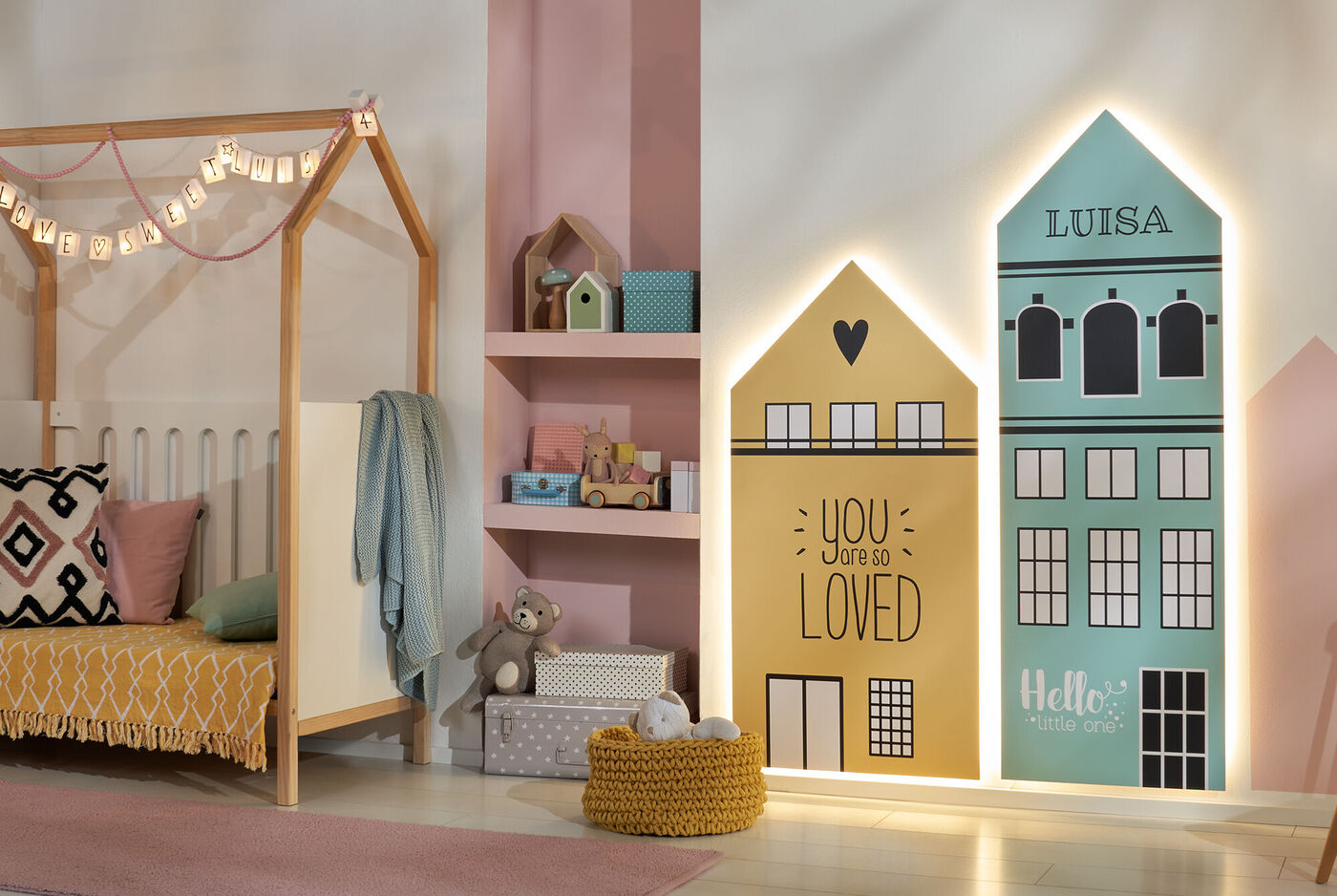 Chambre d'enfant colorée avec murs décoratifs et lit. Messages positifs renforçants sur le mur.