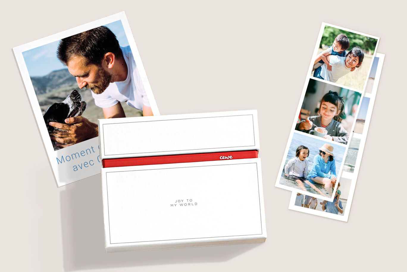 Deux produits photo de CEWE : un livre photo avec un titre de capture de moment et un ensemble de photos qui montrent joie et souvenirs.