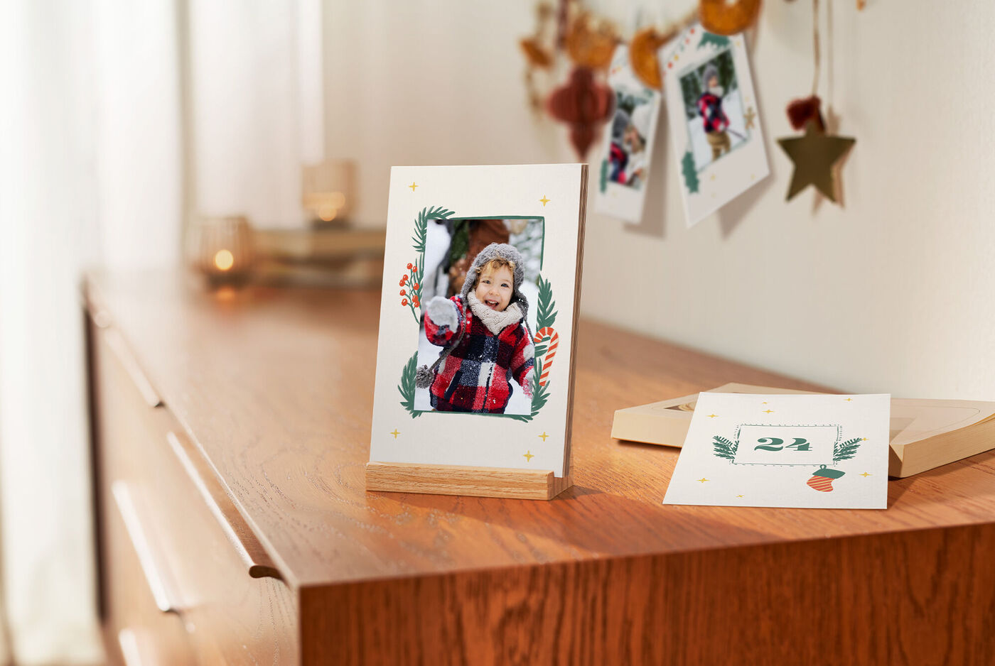 Un cadre photo soigneusement décoré accompagné d'une photographie unique et d'une décoration festive.