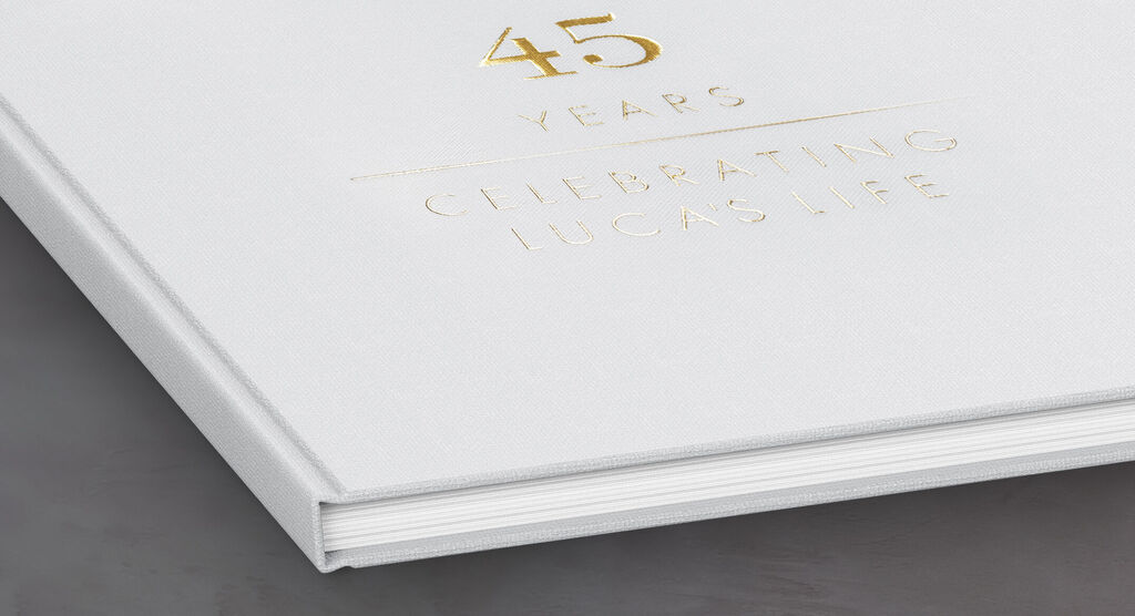 Album photo élégant pour célébrer un 45ème anniversaire avec une écriture dorée sur la couverture.