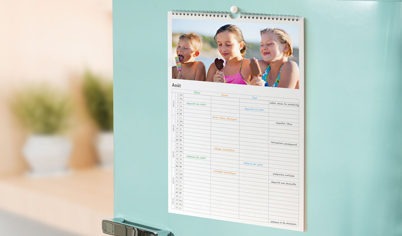 Calendrier mural coloré avec trois enfants joyeux mangeant des glaces