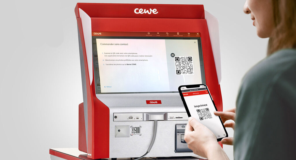 L'utilisateur scanne un code QR sur des bornes CEWE avec son smartphone