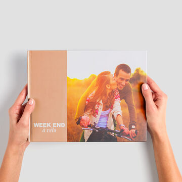 Un livre photo A4 paysage montrant un couple à velo