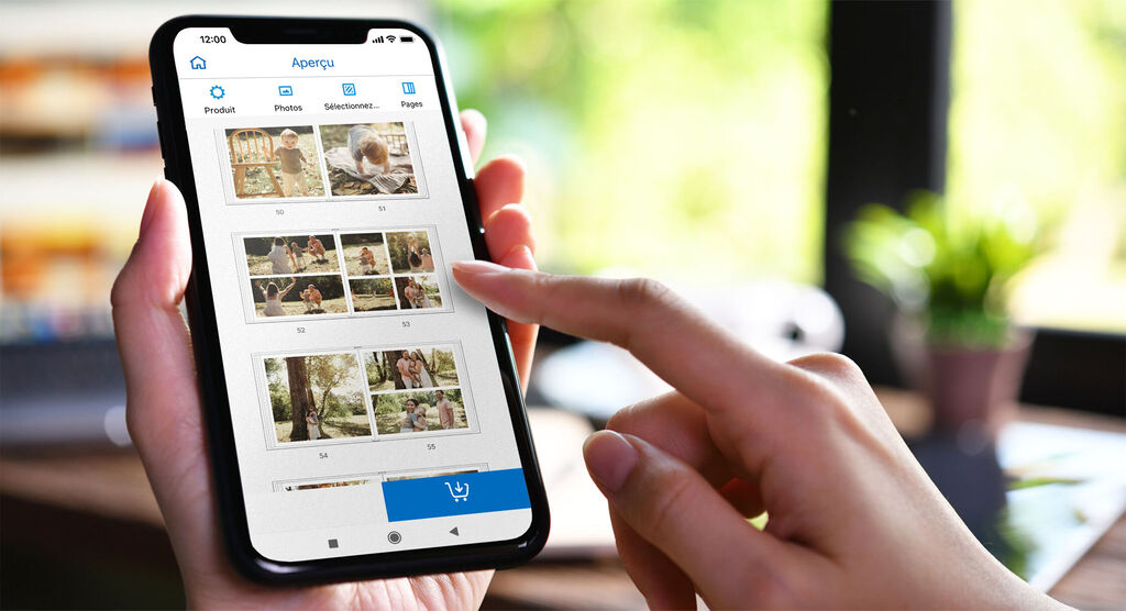 Une personne utilise l'appli CEWE sur un smartphone pour l'édition de photos.