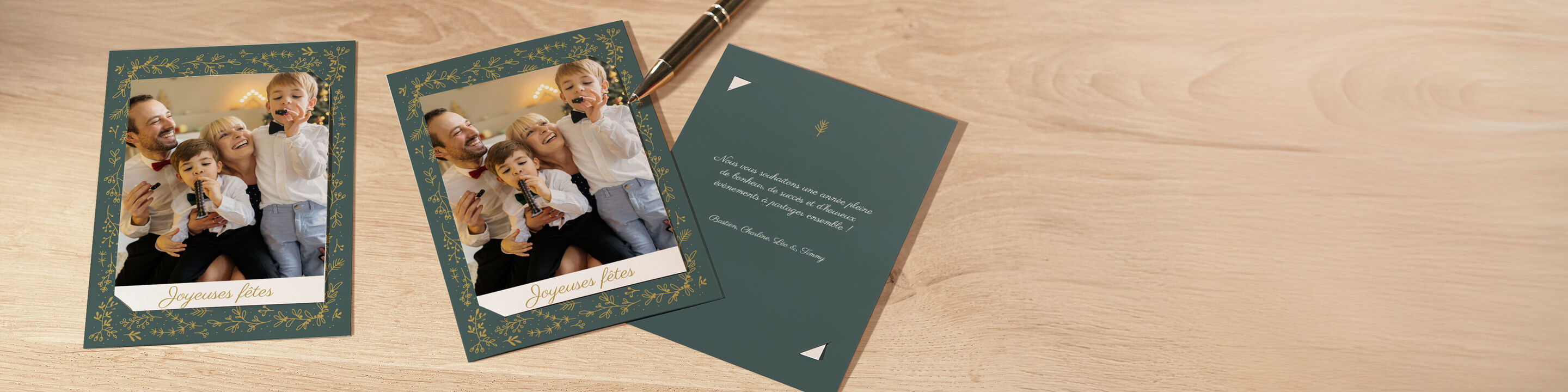 Deux cartes CEWE montrent une famille joyeuse avec deux enfants, posant ensemble et rayonnant de joie.