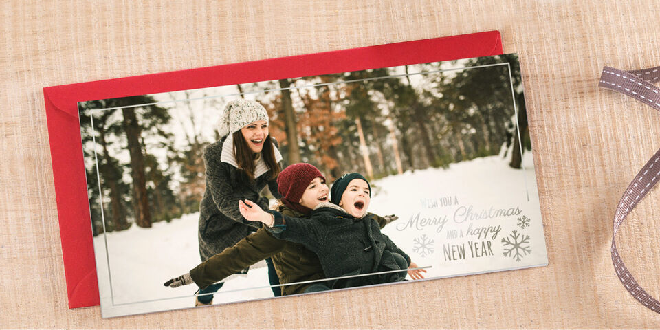 Trois enfants joyeux dans la neige profitent du paysage hivernal pendant Noël