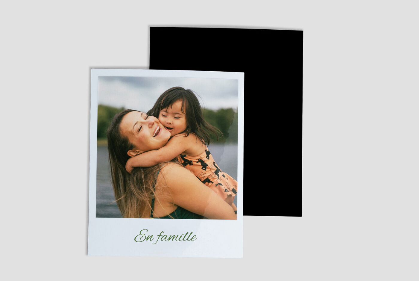 Magnets photo style polaroid retro, recto verso représentant le calin entre une mère et sa fille et à l'arrière, la face aimanté du magnet