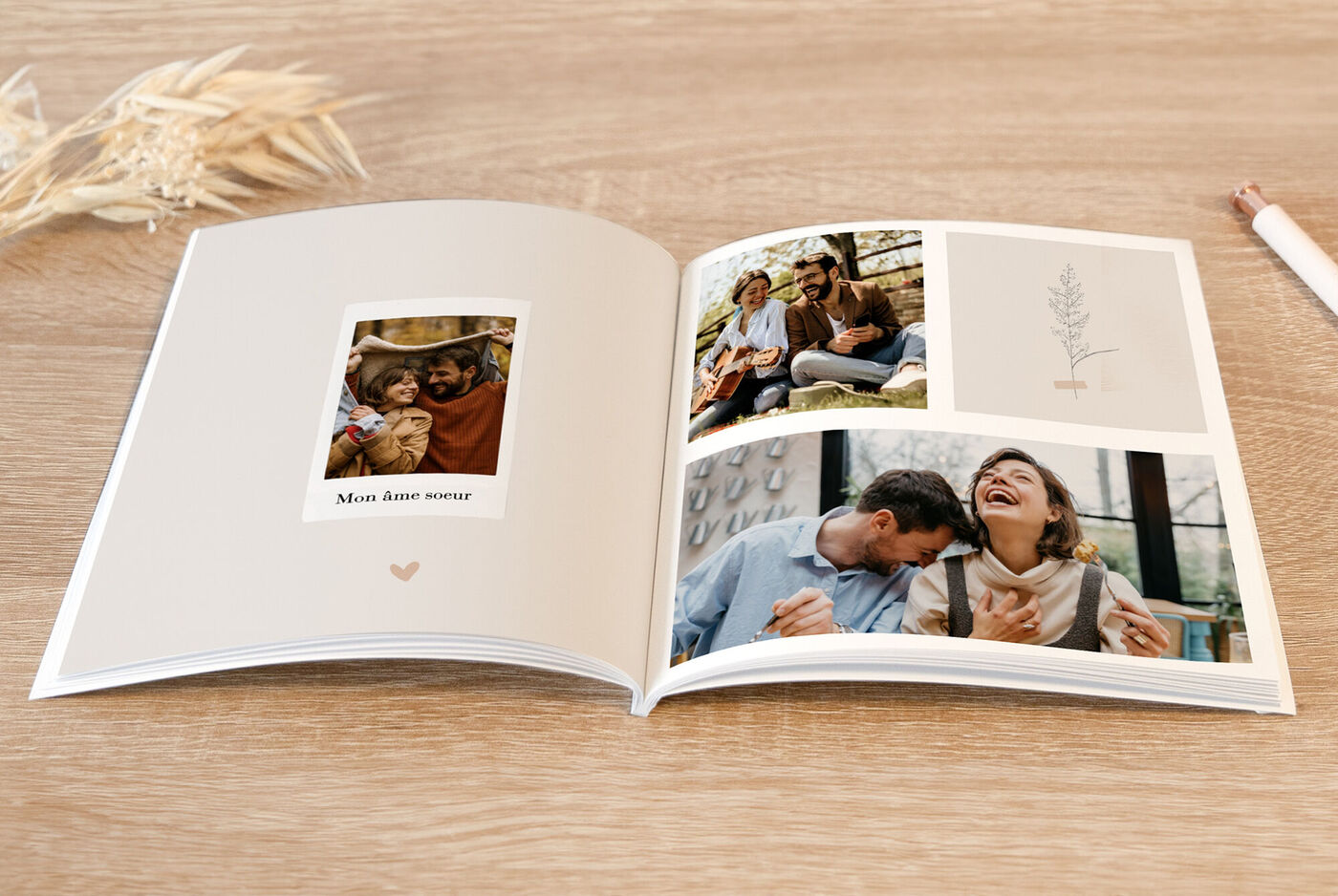 Une page ouverte d'un livre photo CEWE avec des images de personnes lors de moments heureux, entourées d'éléments décoratifs